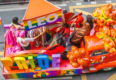 Bangkok, Tayland - 30 Haziran 2024: LGBTQ topluluğundan binlerce insan otobüslerle, motorsikletlerle, klasik arabalarla, yürüyerek, aşkı, eşcinsel evliliği, eşitliği, barışı ve cinsel hoşgörüyü kutluyor.