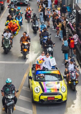 Bangkok, Tayland - 30 Haziran 2024: LGBTQ topluluğundan binlerce insan otobüslerle, motorsikletlerle, klasik arabalarla, yürüyerek, aşkı, eşcinsel evliliği, eşitliği, barışı ve cinsel hoşgörüyü kutluyor.