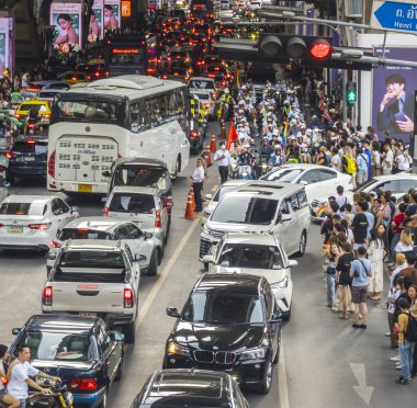 Bangkok, Tayland - 30 Haziran 2024: LGBTQ topluluğundan binlerce insan otobüslerle, motorsikletlerle, klasik arabalarla, yürüyerek, aşkı, eşcinsel evliliği, eşitliği, barışı ve cinsel hoşgörüyü kutluyor.