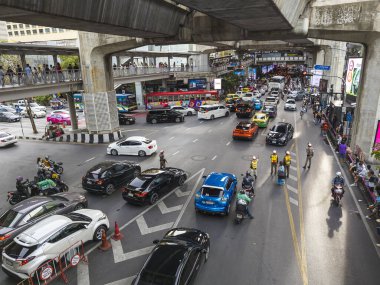 Bangkok, Tayland - 30 Haziran 2024: LGBTQ topluluğundan binlerce insan otobüslerle, motorsikletlerle, klasik arabalarla, yürüyerek, aşkı, eşcinsel evliliği, eşitliği, barışı ve cinsel hoşgörüyü kutluyor.
