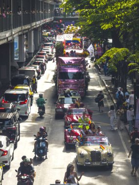 Bangkok Onur Festivali 2024, Rama 1 yolu boyunca renkli ve neşeli bir geçit töreni, Siyam bölgesinde.