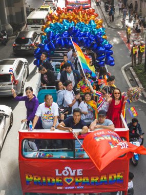 Bangkok, Tayland - 30 Haziran 2024: LGBTQ topluluğundan binlerce insan otobüslerle, motorsikletlerle, klasik arabalarla, yürüyerek, aşkı, eşcinsel evliliği, eşitliği, barışı ve cinsel hoşgörüyü kutluyor.