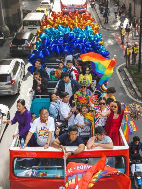 Bangkok, Tayland - 30 Haziran 2024: LGBTQ topluluğundan binlerce insan otobüslerle, motorsikletlerle, klasik arabalarla, yürüyerek, aşkı, eşcinsel evliliği, eşitliği, barışı ve cinsel hoşgörüyü kutluyor.