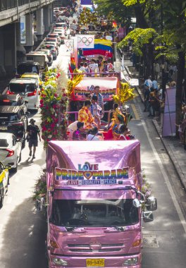Bangkok, Tayland - 30 Haziran 2024: LGBTQ topluluğundan binlerce insan otobüslerle, motorsikletlerle, klasik arabalarla, yürüyerek, aşkı, eşcinsel evliliği, eşitliği, barışı ve cinsel hoşgörüyü kutluyor.