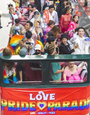 Bangkok, Tayland - 30 Haziran 2024: LGBTQ topluluğundan binlerce insan otobüslerle, motorsikletlerle, klasik arabalarla, yürüyerek, aşkı, eşcinsel evliliği, eşitliği, barışı ve cinsel hoşgörüyü kutluyor.