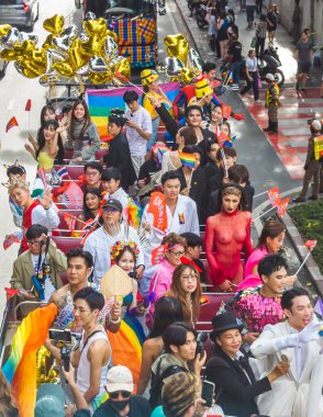 Bangkok, Tayland - 30 Haziran 2024: LGBTQ topluluğundan binlerce insan otobüslerle, motorsikletlerle, klasik arabalarla, yürüyerek, aşkı, eşcinsel evliliği, eşitliği, barışı ve cinsel hoşgörüyü kutluyor.