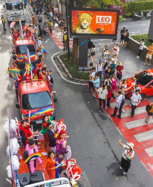 Bangkok, Tayland - 30 Haziran 2024: LGBTQ topluluğundan binlerce insan otobüslerle, motorsikletlerle, klasik arabalarla, yürüyerek, aşkı, eşcinsel evliliği, eşitliği, barışı ve cinsel hoşgörüyü kutluyor.