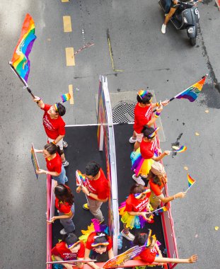 Bangkok, Tayland - 30 Haziran 2024: LGBTQ topluluğundan binlerce insan otobüslerle, motorsikletlerle, klasik arabalarla, yürüyerek, aşkı, eşcinsel evliliği, eşitliği, barışı ve cinsel hoşgörüyü kutluyor.