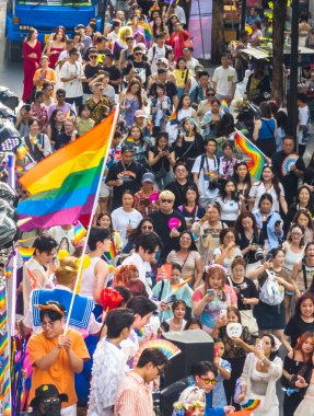 Bangkok, Tayland - 30 Haziran 2024: LGBTQ topluluğundan binlerce insan otobüslerle, motorsikletlerle, klasik arabalarla, yürüyerek, aşkı, eşcinsel evliliği, eşitliği, barışı ve cinsel hoşgörüyü kutluyor.