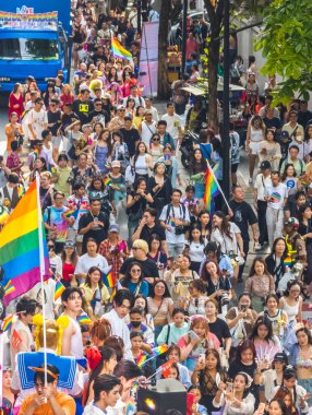 Bangkok, Tayland - 30 Haziran 2024: LGBTQ topluluğundan binlerce insan otobüslerle, motorsikletlerle, klasik arabalarla, yürüyerek, aşkı, eşcinsel evliliği, eşitliği, barışı ve cinsel hoşgörüyü kutluyor.