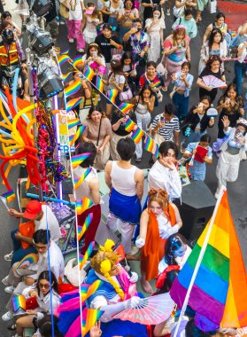 Bangkok, Tayland - 30 Haziran 2024: LGBTQ topluluğundan binlerce insan otobüslerle, motorsikletlerle, klasik arabalarla, yürüyerek, aşkı, eşcinsel evliliği, eşitliği, barışı ve cinsel hoşgörüyü kutluyor.