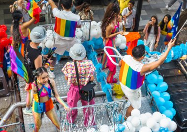 Bangkok, Tayland - 30 Haziran 2024: LGBTQ topluluğundan binlerce insan otobüslerle, motorsikletlerle, klasik arabalarla, yürüyerek, aşkı, eşcinsel evliliği, eşitliği, barışı ve cinsel hoşgörüyü kutluyor.