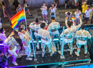 Bangkok, Tayland - 30 Haziran 2024: LGBTQ topluluğundan binlerce insan otobüslerle, motorsikletlerle, klasik arabalarla, yürüyerek, aşkı, eşcinsel evliliği, eşitliği, barışı ve cinsel hoşgörüyü kutluyor.