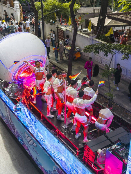 Бангкок, Таиланд - 30 июня 2024: Тысячи людей из ЛГБТК сообщества парад на автобусах, мотоциклах, классических автомобилей и пешком, празднуя любовь, однополые браки, равенство, мир и сексуальную терпимость.