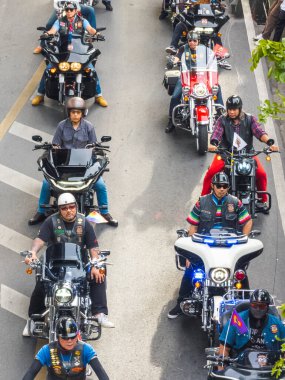 Bangkok, Tayland - 30 Haziran 2024: BKK LGBTQ topluluğundan yüzlerce erkek motosikletçi, caddelerde sıraya girip hoşgörü ve çeşitliliği kutlamadan önce,.