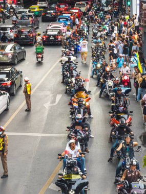 Bangkok, Tayland - 30 Haziran 2024: BKK LGBTQ topluluğundan yüzlerce erkek motosikletçi, caddelerde sıraya girip hoşgörü ve çeşitliliği kutlamadan önce,.