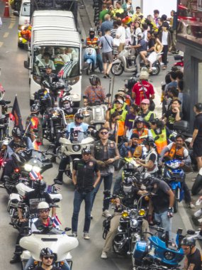 Bangkok, Tayland - 30 Haziran 2024: BKK LGBTQ topluluğundan yüzlerce erkek motosikletçi, caddelerde sıraya girip hoşgörü ve çeşitliliği kutlamadan önce,.