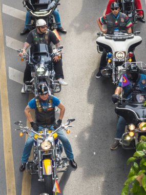 Bangkok, Tayland - 30 Haziran 2024: BKK LGBTQIA topluluğundan pek çok eşcinsel erkek motosikletçi, hoşgörü ve çeşitliliği kutlamak için caddelerde sıraya dizilmeden önce,.
