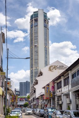 Penang Adası, Malezya-26 Nisan 2023: 252 metre, 68 katlı yapı, şehrin en yüksek ve en bariz yapısıdır ve aşağıdaki eski koloni binaları arasında uyumsuzdur..