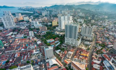 Penang Adası, Malezya-26 Nisan 2023: Şehrin şehir merkezinin çarpıcı manzarası, George Town 'un en yüksek binasının çatı ve gözlem güvertesinden gün batımı yaklaşırken.