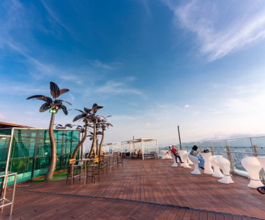 Penang Adası, Malezya-26 Nisan 2023: George Town 'un en yüksek binasında günbatımında, bar, restoran ve Skywalk, 252 metre yükseklikte, popüler bir turizm merkezi..