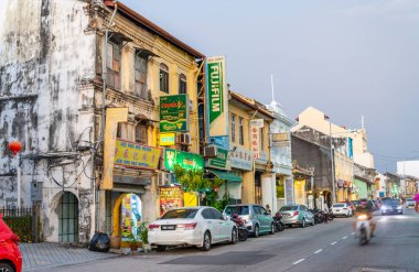 Penang, Malezya-25 Nisan 2023: Çin ve İngiliz sömürge döneminin güzel ve renkli mimarisi, günbatımında Penang 'ın başkenti UNESCO Heritage' in yollarını çiziyor..