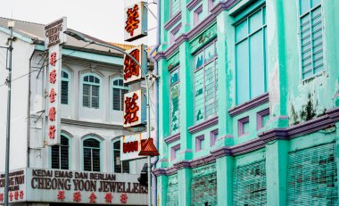 Penang, Malezya-25 Nisan 2023: Çin sömürgesi döneminden kalma ve halen etkin olan binaların güzel, sade ve solgun mimarisi, Penang 'ın başkenti UNESCO Dünya Mirası' nın yollarını çiziyor..