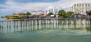 Güzel Klan İskeleleri ya da Yüzen Köy, tahta kaleler üzerine inşa edilmiş, Mallaca Boğazı 'nın sakin sularıyla çevrili, göçmen Çin Klanlarının yaşadığı, UNESCO Dünya Mirası bölgesi..