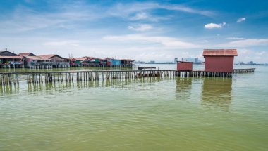 Penang ve Yüzen Köyün güzel iskeleleri, tahta ayaklıklar üzerine inşa edilmiş ahşap yapılar, Mallaca Boğazı 'nın sakin sularında, göçmen Çin Klanlarının yaşadığı bir UNESCO Dünya Mirası alanı..