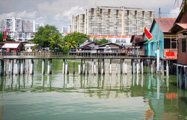 Güzel İskeleler ve Yüzen Köy Klanı, kaleler üzerine inşa edilmiş ahşap yapılar, Mallaca Boğazı 'nın sakin sularıyla çevrili, göçmen Çin Klanlarının yaşadığı bir UNESCO Dünya Mirası sahası..