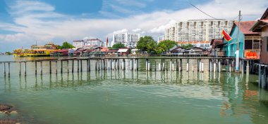Güzel Klan İskeleleri ya da Yüzen Köy, tahta kaleler üzerine inşa edilmiş, Mallaca Boğazı 'nın sakin sularıyla çevrili, göçmen Çin Klanlarının yaşadığı, UNESCO Dünya Mirası bölgesi..