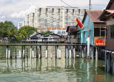 Güzel İskeleler ve Yüzen Köy Klanı, kaleler üzerine inşa edilmiş ahşap yapılar, Mallaca Boğazı 'nın sakin sularıyla çevrili, göçmen Çin Klanlarının yaşadığı bir UNESCO Dünya Mirası sahası..