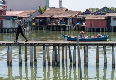 Penang, Malasia-30 Nisan 2023: Mallaca Boğazı 'nın kıyısında tahta ayaklıklar üzerine inşa edilmiş ahşap yapıların bir parçası olan Klan İskeleleri, büyük kültürel öneme sahip bir UNESCO Dünya Mirası alanıdır..