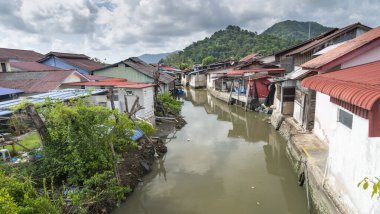 Penang 'daki geleneksel Malezya binaları, balıkçı teknesi marinasının yanında dar bir su yatağı boyunca Penang Adası' nın batı kıyısında turistik bir yer..