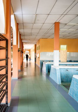 Bir Wadhu tesisi, ibadetten önce yıkanmak için ayrılmış bir yer. Temizlik için bir abdest yeri, birden fazla musluğu olan mavi fayanslı çamaşır alanları..