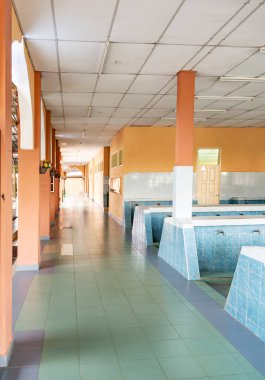 Bir Wadhu tesisi, ibadetten önce yıkanmak için ayrılmış bir yer. Temizlik için bir abdest yeri, birden fazla musluğu olan mavi fayanslı çamaşır alanları..