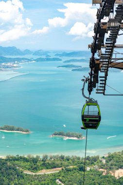 Langkawi Adası, Malezya-Mayıs 02-2023: Langkawi Gökyüzü Taksisi olarak da bilinir, Gondol asansörü ve ana turistik cazibe merkezi, her gün birçok insanı Gökyüzü Köprüsü 'nde yürütmek, daha da yukarı çıkmak ve panoramik manzaraların tadını çıkarmak..