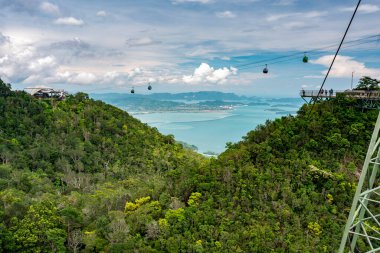 Langkawi Adası 'ndaki çelik kablo köprüsünden Mat Cincang ormanlarının tepelerine kadar uzanan Spetacular manzarası, Langkawi' nin en büyük turistik yerlerinden biri olan ikinci en yüksek dağ..