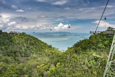 Çelik kablodan Langkawi Adası 'nın Spetacular manzarası köprü olarak kaldı, Mat Cincang' ın ormanlık tepeleri üzerinde kıvrılıyordu, Langkawi 'nin en yüksek ikinci dağı, önemli bir turistik bölge..