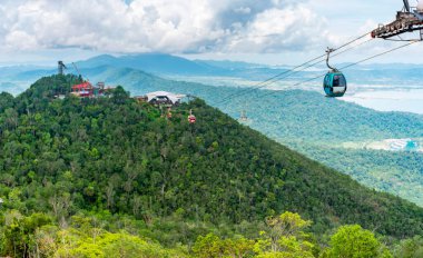 Langkawi 'nin en yüksek ikinci dağı olan Mat Cincang' ın ormanlık tepeleri üzerinde koşuyor. Büyük bir turizm merkezi ve Langkawi Gökyüzü Köprüsü 'nün bulunduğu adanın muhteşem manzarası var..