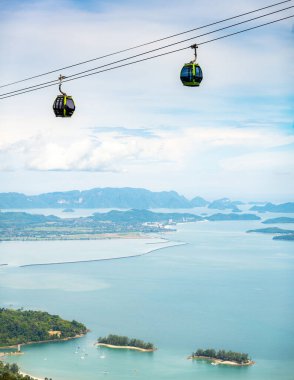Kablolu teleferik Orta ve Yukarı istasyonlara gidip geliyor, Lankawis kırsalının güzel bir arka planına, sahil şeridine ve ağaçla kaplı dağ tepelerine, önemli bir turizm beldesi olan.