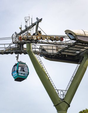 Kablolu TV araçları, ağaçlarla kaplı dağ tepelerinin üzerinden ve çevresindeki güzel manzaralarla ünlü şehir simgesine gidip geliyor. Langkawi 'nin sahil ve dağ manzarasının.