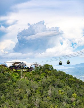Kablolu teleferik Orta ve Yukarı istasyonlara gidip geliyor, Lankawis kırsalının güzel bir arka planına, sahil şeridine ve ağaçla kaplı dağ tepelerine, önemli bir turizm beldesi olan.