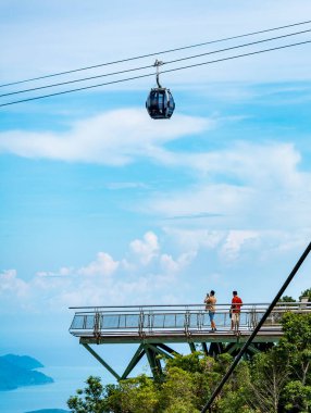 Langkawi Adası, Malezya-Mayıs 02-2023: Adanın en yüksek ikinci dağı olan Mat Cincang 'ın tepelerine tünemiş olan Gökyüzü Taksisi, bir gondol asansörü ve başlıca turistik ilgi merkezi, turistlerin üzerinde yer almaktadır..