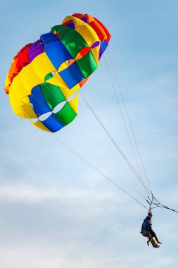 Langkawi Adası, Malezya-Mayıs 05: 2023: Gökyüzünde ve denizin üstünde uçan turistler, öğleden sonra sürat tekneleriyle çekilen paraşütçüler için ödeme yapıyorlar..