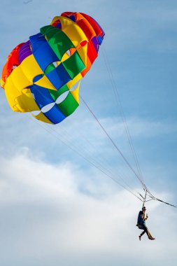 Langkawi Adası, Malezya-Mayıs 05: 2023: Gökyüzünde ve denizin üstünde uçan turistler, öğleden sonra sürat tekneleriyle çekilen paraşütçüler için ödeme yapıyorlar..