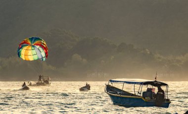 Cenang Plajı 'nda parasailing, su sporları ve eğlence aktiviteleri için popüler bir yerdir..