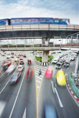 Bangkok, Tayland-08 Mayıs 2023: Bir motosikletli taksi şoförü sabırla oturur, hareketsiz, etrafını saran yoğun trafik çizgilerine ayak uydurmayı bekler,.