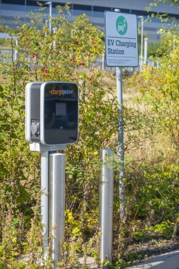Worcester, İngiltere, İngiltere-17 Eylül 2024: EV şarj noktası, dışarıda duruyor, bir kamu elektrikli araç şarj noktasında, bir tren istasyonu otoparkında.