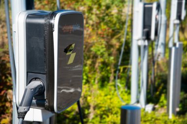 Worcester, İngiltere, İngiltere-17 Eylül 2024: EV şarj noktası, dışarıda duruyor, bir kamu elektrikli araç şarj noktasında, bir tren istasyonu otoparkında.